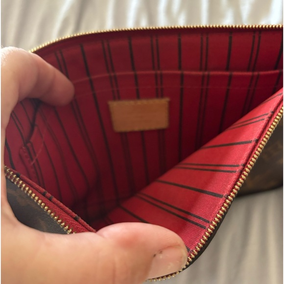Louis Vuitton Neverfull Mm Pouch. Excellent/new condition. 9 3/4" x 6". - Picture 5 of 5